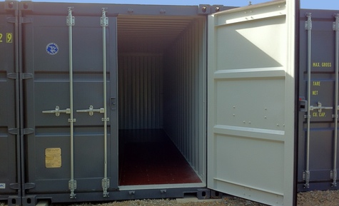 Photo d'un container louebox29 avec la porte ouverte. Louebox29 location de solution de stockage à Fouesnant