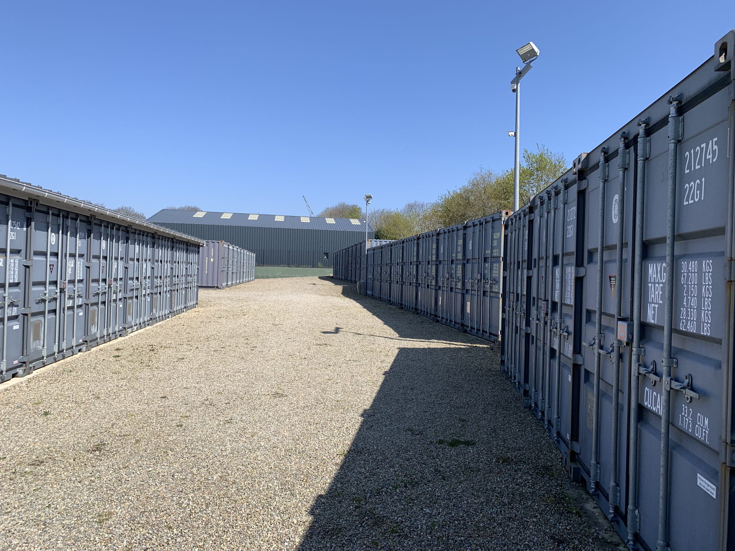 photo des containers et de l'alllée. Louebox29 location de solution de stockage à Fouesnant