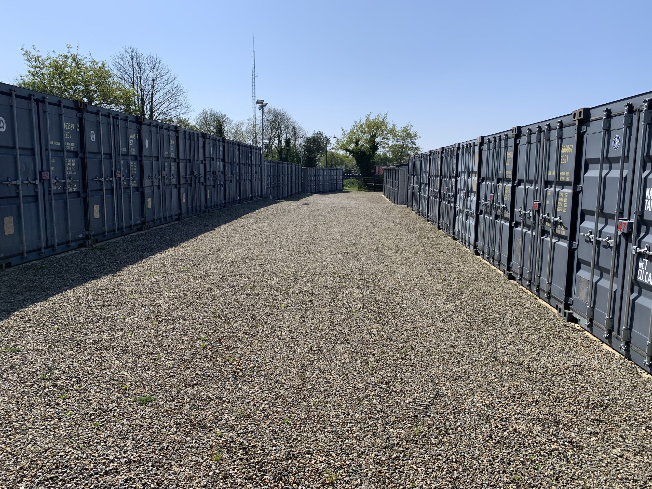 Photo de l'allée de louebox29 avec des containers de chaque cotés. Louebox29 location de solution de stockage à Fouesnant