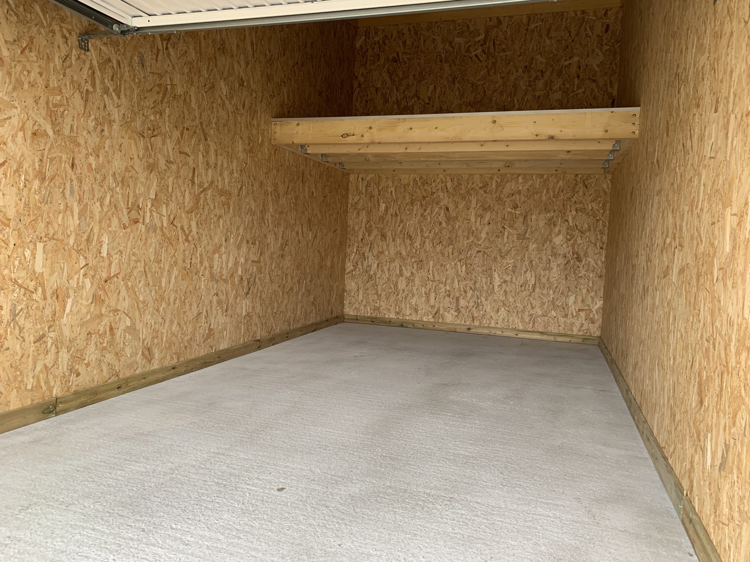 Photo de l'intérieur d'un garage avec la mezzanine. Louebox29 location de solution de stockage à Fouesnant