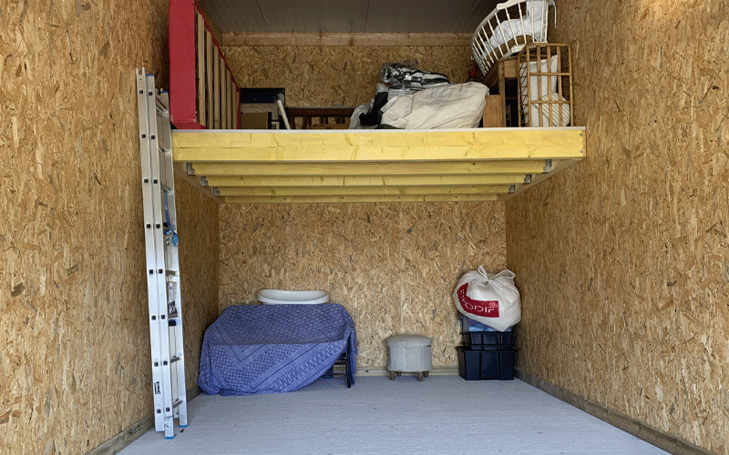 Photo de l'intérieur d'un garage avec quelques affaire à l'intérieur
